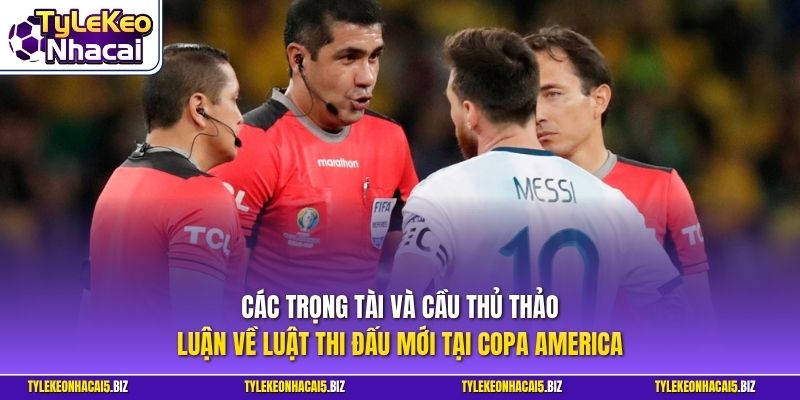 Các trọng tài và cầu thủ thảo luận về luật thi đấu mới tại Copa America 